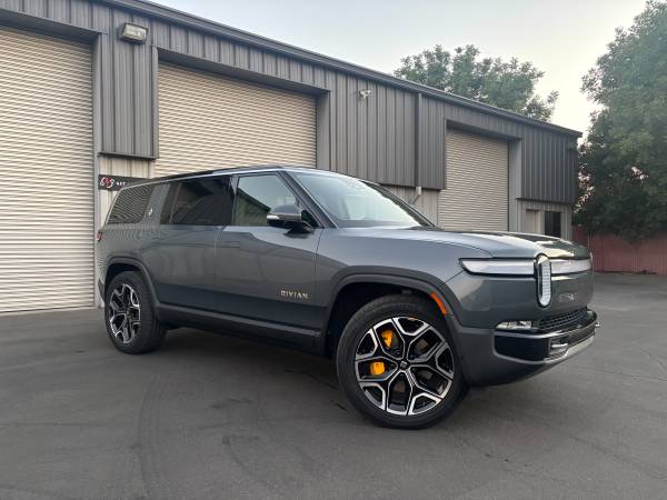 2023 Rivian R1S